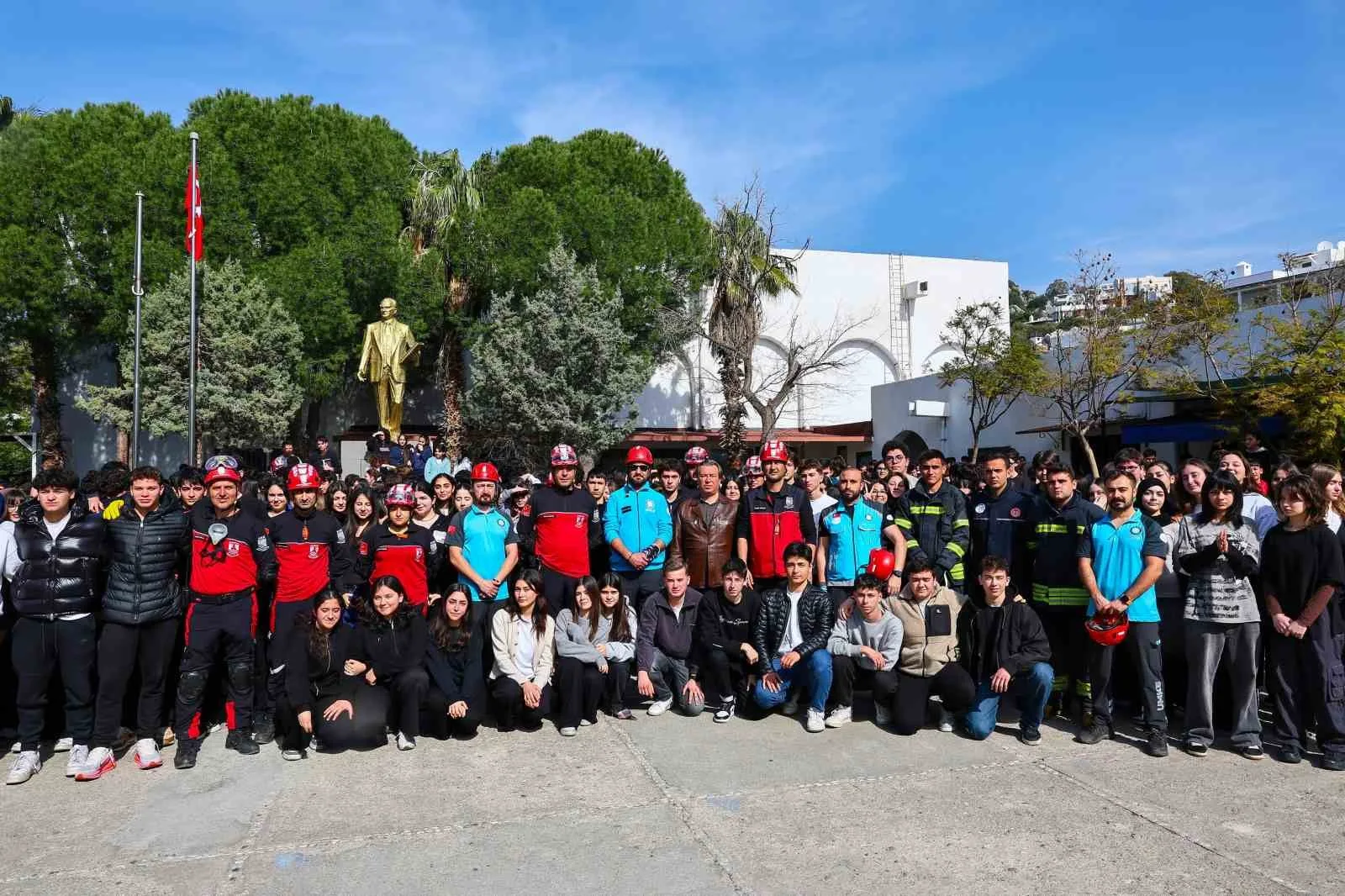 Bodrum Kanuni Sultan Süleyman Anadolu Lisesi’nde düzenlenen deprem tatbikatında, öğrenciler