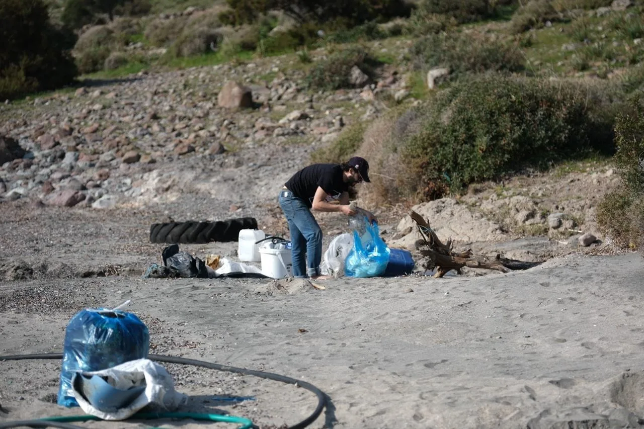 Bodrum Haremten Koyu’na ot toplamaya giden üç vatandaş, kıyıdaki kirliliğe