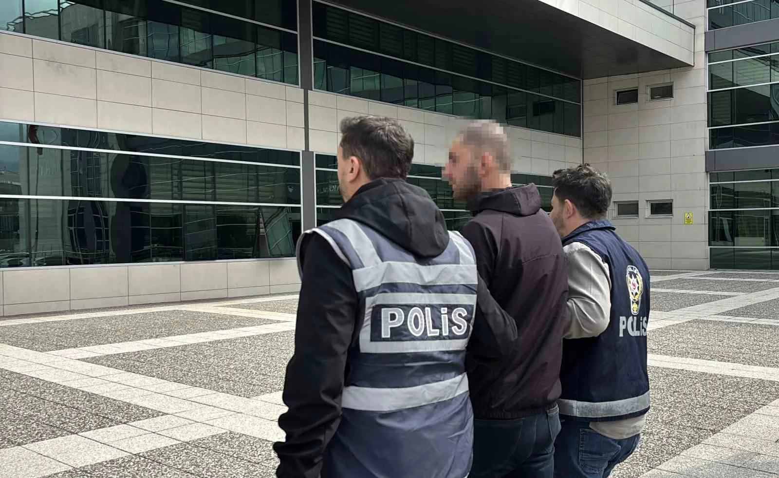 Çaldığı kamyonla eski sevgilisinin evine gitti, camdan girdiği evden laptop çaldı