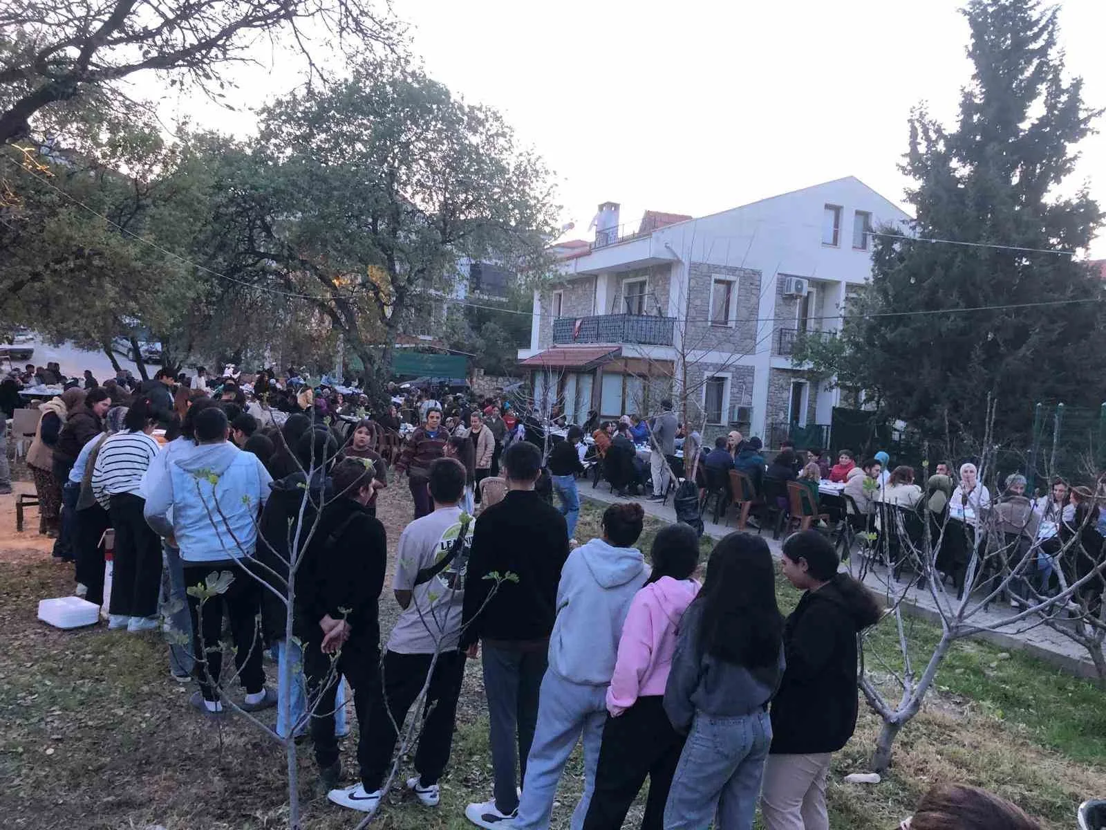 Datça Anadolu İmam Hatip Lisesi’nin geleneksel iftar sofrasında 300 kişi