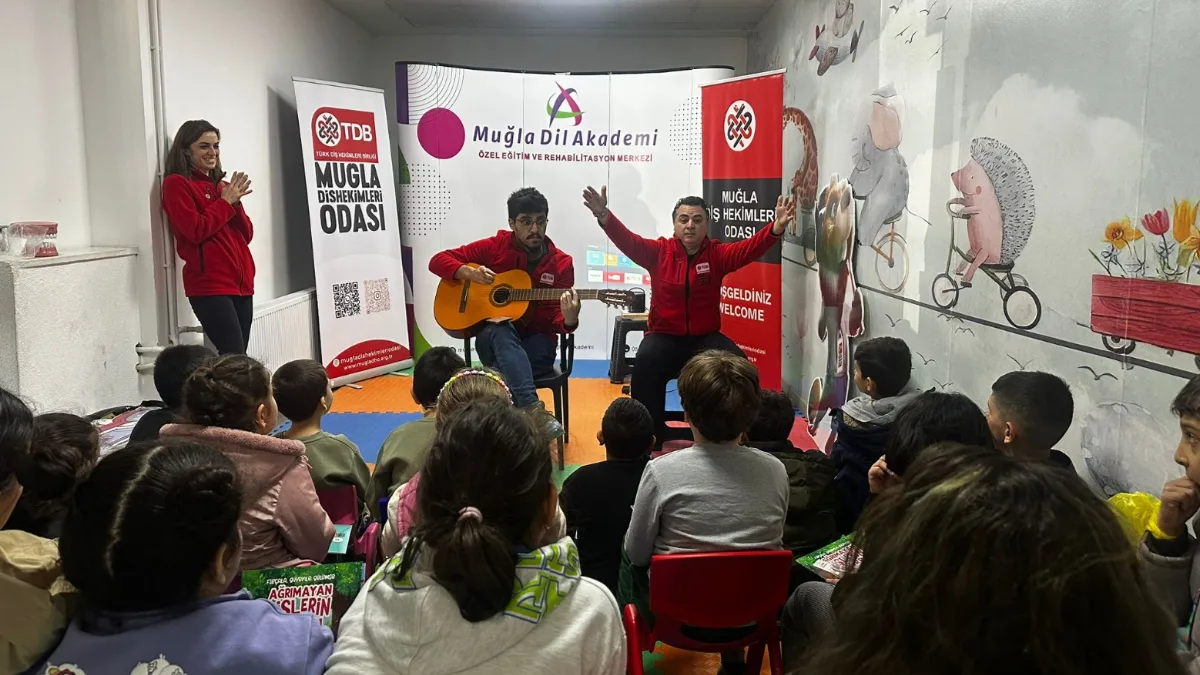 Dünya Dişhekimleri Birliği (FDI) öncülüğünde her yıl tüm dünyada eş