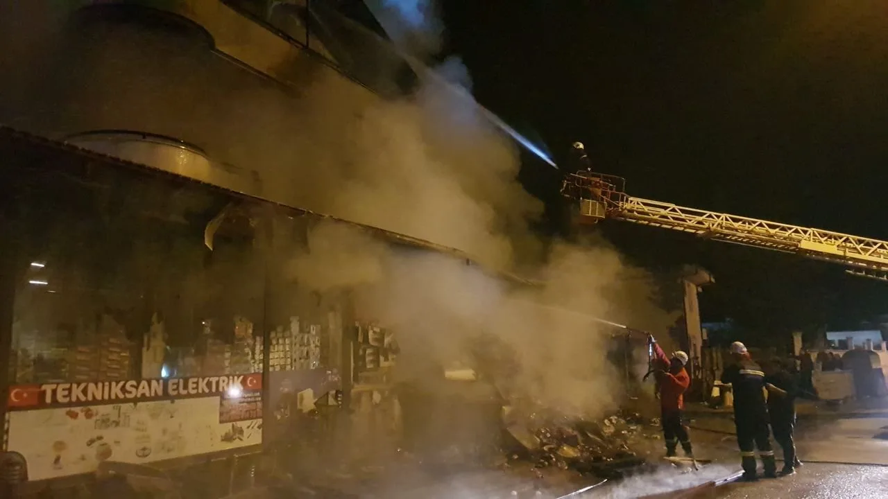Antalya’nın Kemer ilçesinde bir elektrik dükkanında başlayıp üst kattaki eve