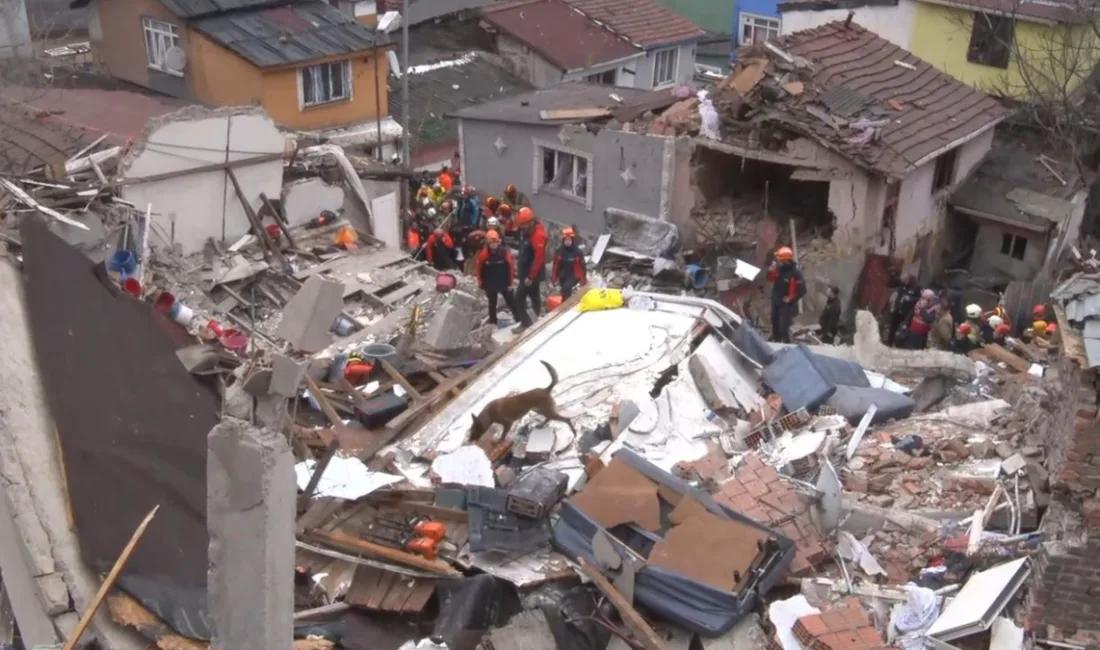 Fatih Ayvansaray'da arama-kurtarma tamamlandı: Enkaz altındaki 12 kişiden 11'i sağ