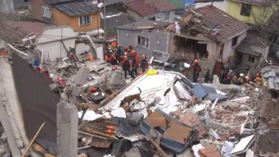 Fatih Ayvansaray'da arama-kurtarma tamamlandı: Enkaz altındaki 12 kişiden 11'i sağ
