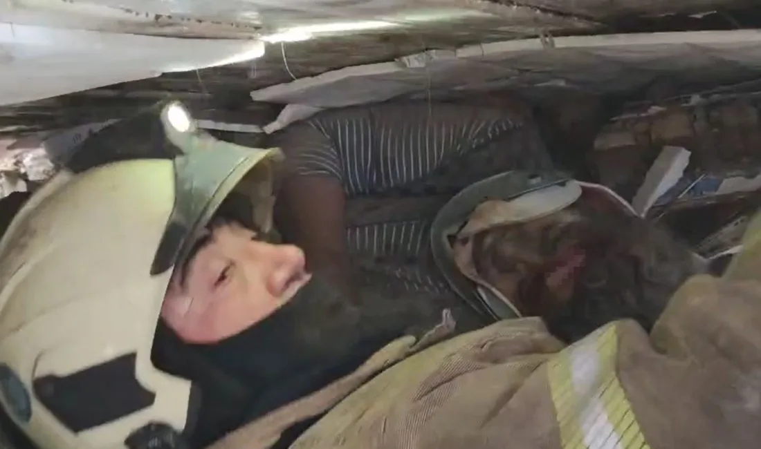 Fatih’te çöken binada enkaz altında kalanların kurtarılma anı saniye saniye