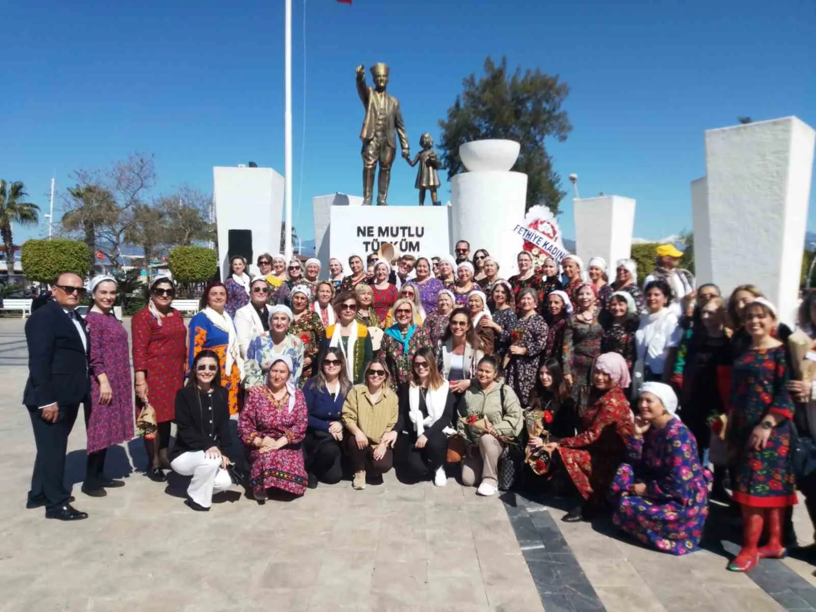 Fethiye'de 8 Mart Dünya Kadınlar Günü kutlamalarında Beşkaza Meydanı'nı dolduran