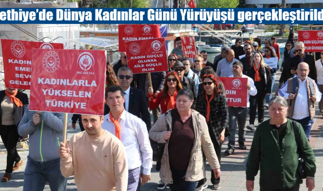 Fethiye’de Özgecan Aslan Anıtı’ndan Beşkaza Meydanı’na uzanan 8 Mart yürüyüşünde,