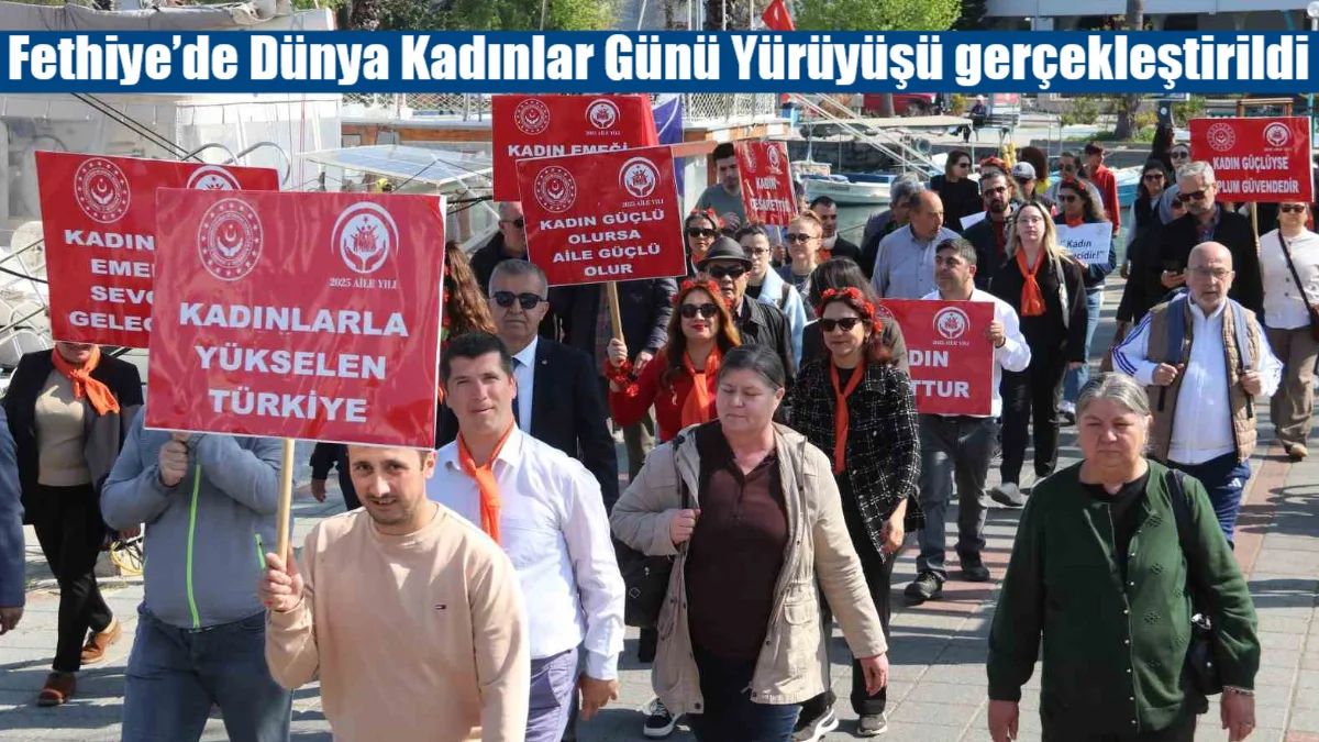 Fethiye’de Özgecan Aslan Anıtı’ndan Beşkaza Meydanı’na uzanan 8 Mart yürüyüşünde,