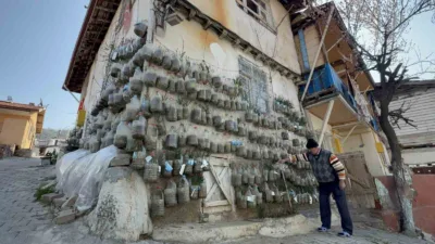 Tokatlı Selahattin Demirkan, 10 yıldır evinin duvarına astığı su bidonlarında