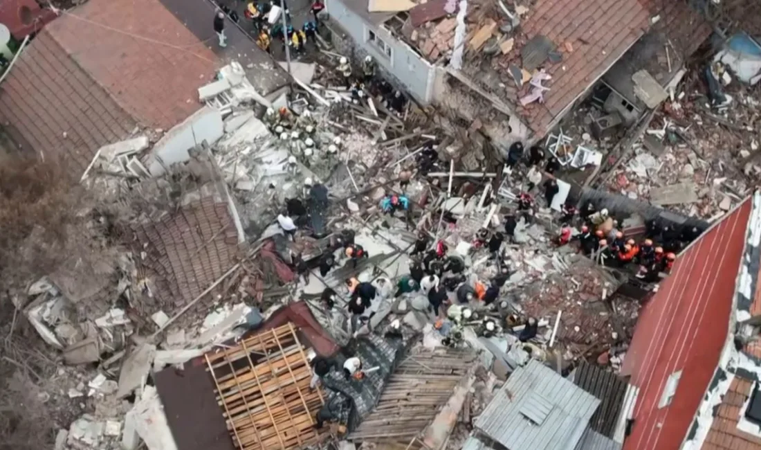 İstanbul Fatih’te henüz bilinmeyen bir nedenle bina çöktü; olay yerine