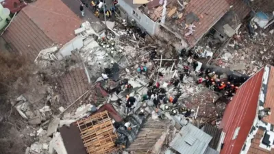 İstanbul Fatih’te henüz bilinmeyen bir nedenle bina çöktü; olay yerine