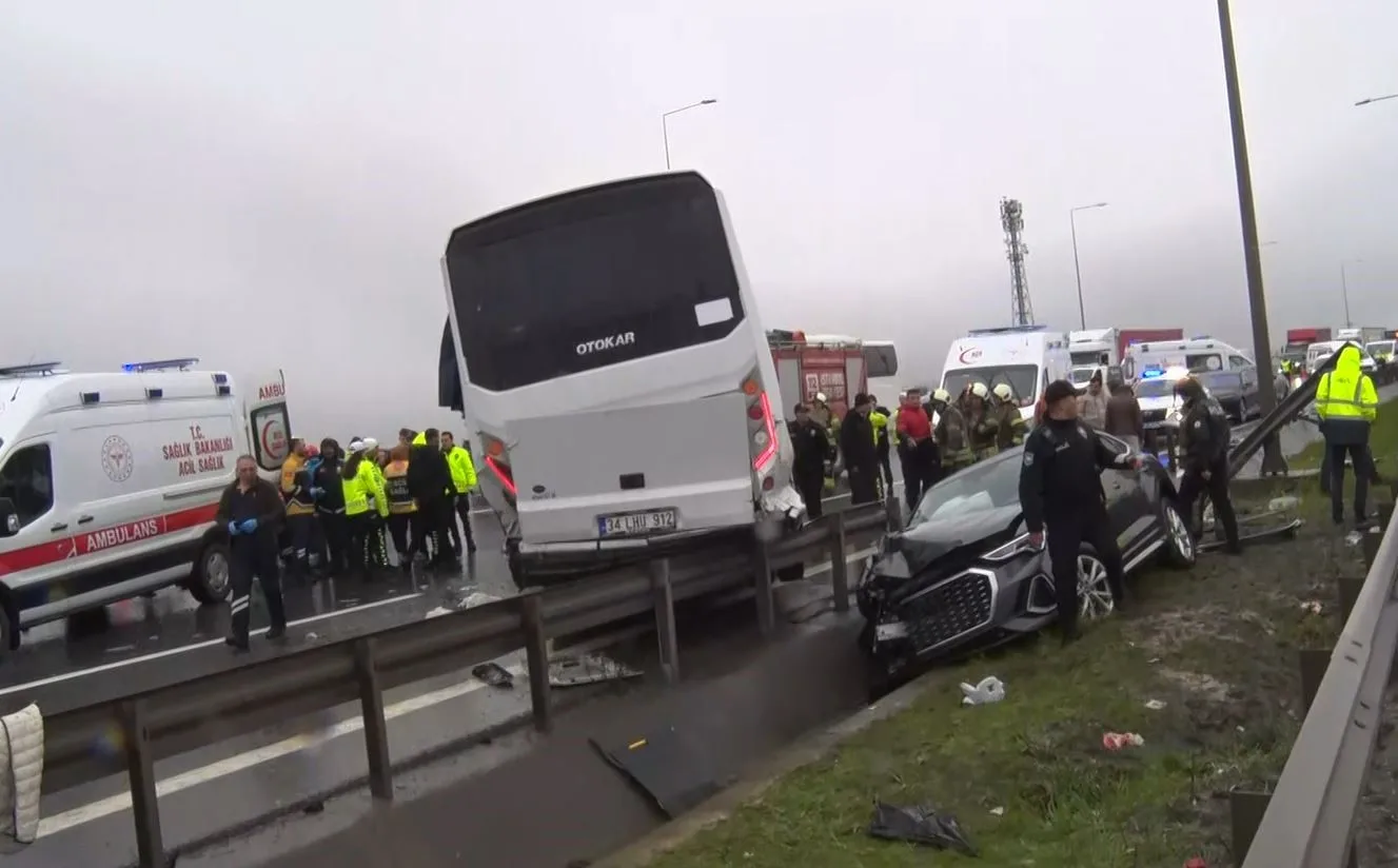İstanbul'da polis servis minibüsü kaza yaptı: 1 polis şehit oldu, 16 polis yaralandı