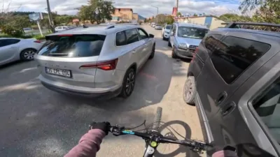 İzmir'de bisikletli genci sıkıştırıp yolunu kesen 60 yaşındaki sürücüye, saldırı