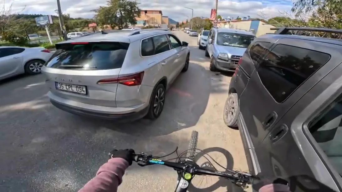 İzmir'de bisikletli genci sıkıştırıp yolunu kesen 60 yaşındaki sürücüye, saldırı