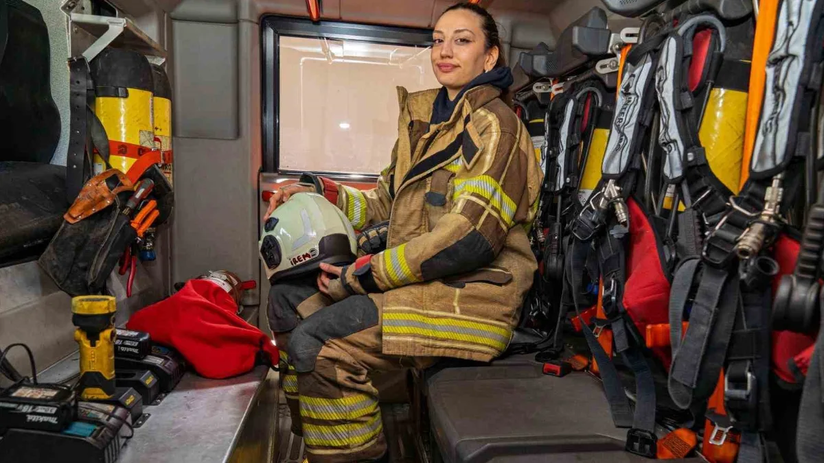 İzmir Büyükşehir Belediyesi'nin genç itfaiye neferi İrem Gül Altundaş, mahallesindeki