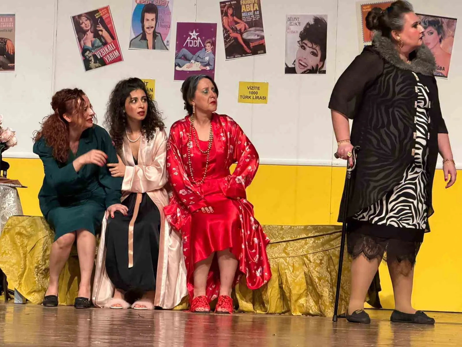 Muğla Büyükşehir Belediyesi Konservatuvarı, 8 Mart etkinlikleri kapsamında sahnelediği 'Kadıncıklar'