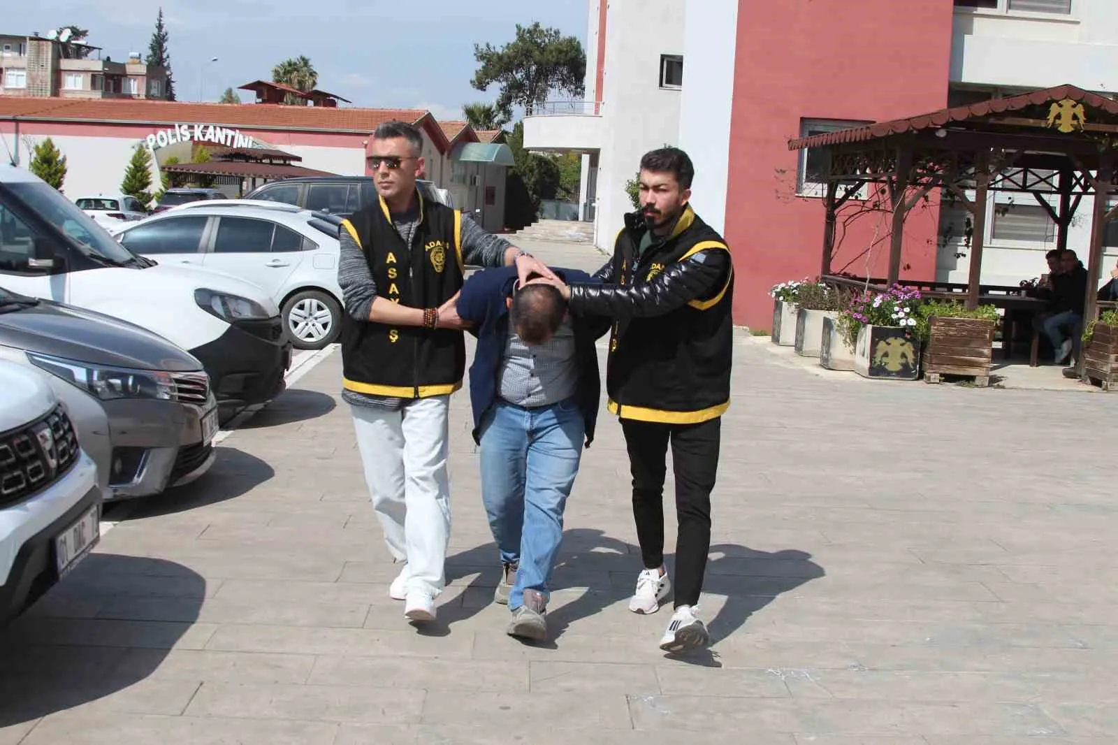 Adana'da 3 çocuk annesi eşini iple boğarak öldüren ve "cinnet