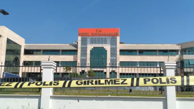 Antalya Kepez Kaymakamlığı’nda bir memurun silahla ateş açıp kendisini odaya