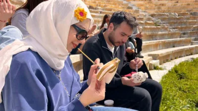 Muğla Uluslararası Gençlik Merkezi gönüllüleri, Knidos Antik Kenti’nde düzenlenen seramik