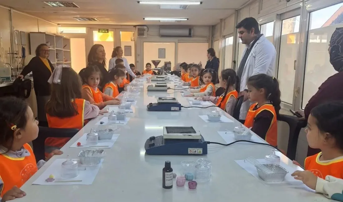 Köyceğizli anaokulu öğrencileri, üniversite laboratuvarında düzenlenen uygulamalı etkinlikte doğal içeriklerle