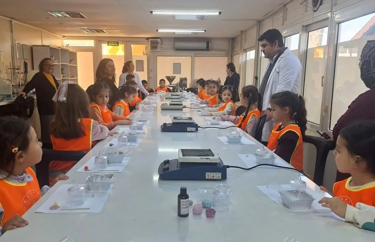 Köyceğizli anaokulu öğrencileri, üniversite laboratuvarında düzenlenen uygulamalı etkinlikte doğal içeriklerle