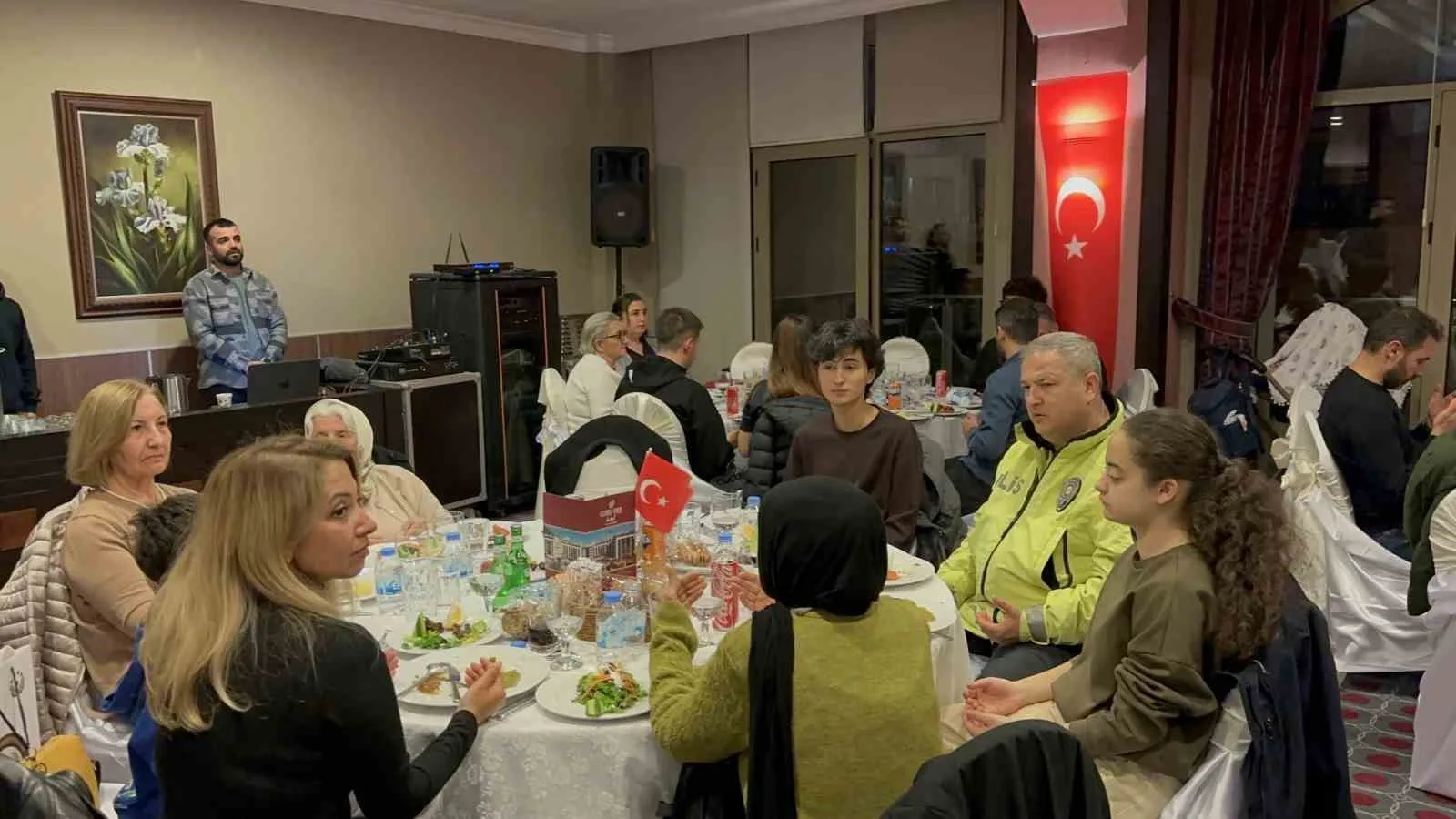Marmaris İlçe Emniyet Müdürlüğü ev sahipliğinde düzenlenen iftar programında, yaklaşık
