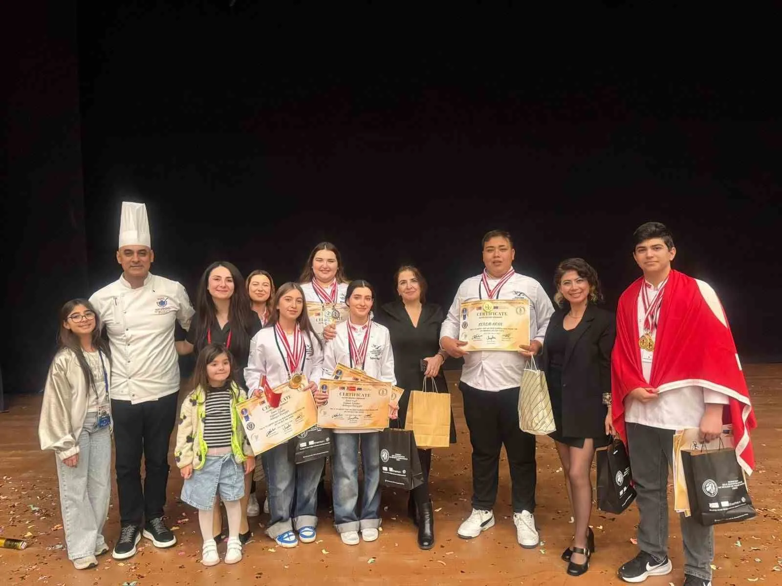 Marmarisli öğrenciler uluslararası gastronomi yarışmasında madalyaları topladı