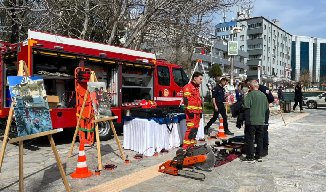 Muğla Büyükşehir Belediyesi, Deprem Haftası kapsamında Menteşe Sınırsızlık Meydanı’nda stantlar