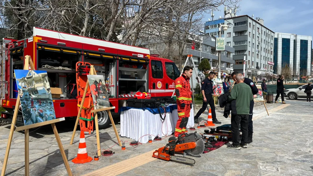 Muğla Büyükşehir Belediyesi, Deprem Haftası kapsamında Menteşe Sınırsızlık Meydanı’nda stantlar