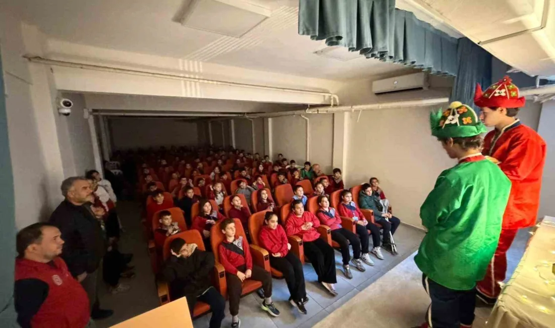 Menteşe Uluslararası Gençlik Merkezi gönüllüleri, hazırladıkları "Hacivat Karagöz Okullarda" projesiyle