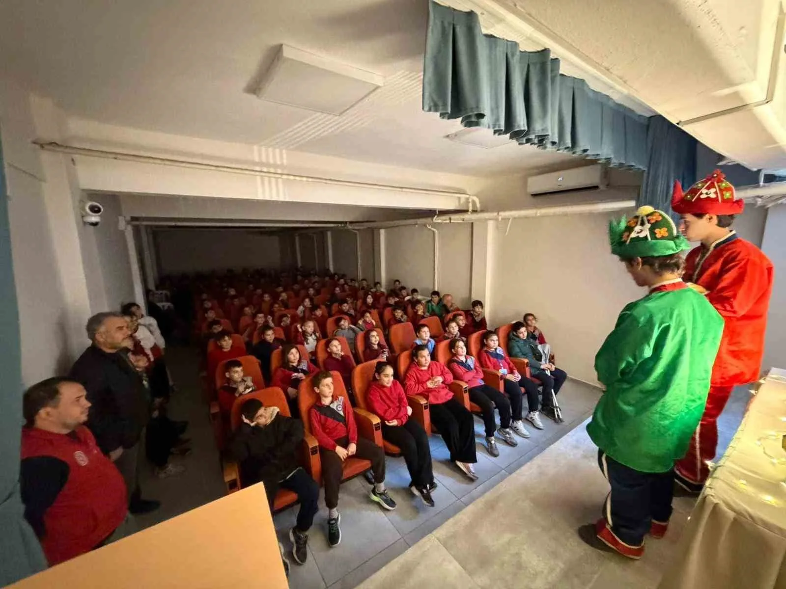 Menteşe Uluslararası Gençlik Merkezi gönüllüleri, hazırladıkları "Hacivat Karagöz Okullarda" projesiyle