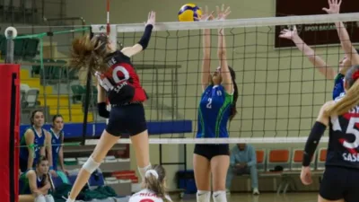 Muğla Menteşe'de düzenlenen Yıldız Kızlar Voleybol Müsabakaları'nda şampiyonluk yarışı kızışırken,