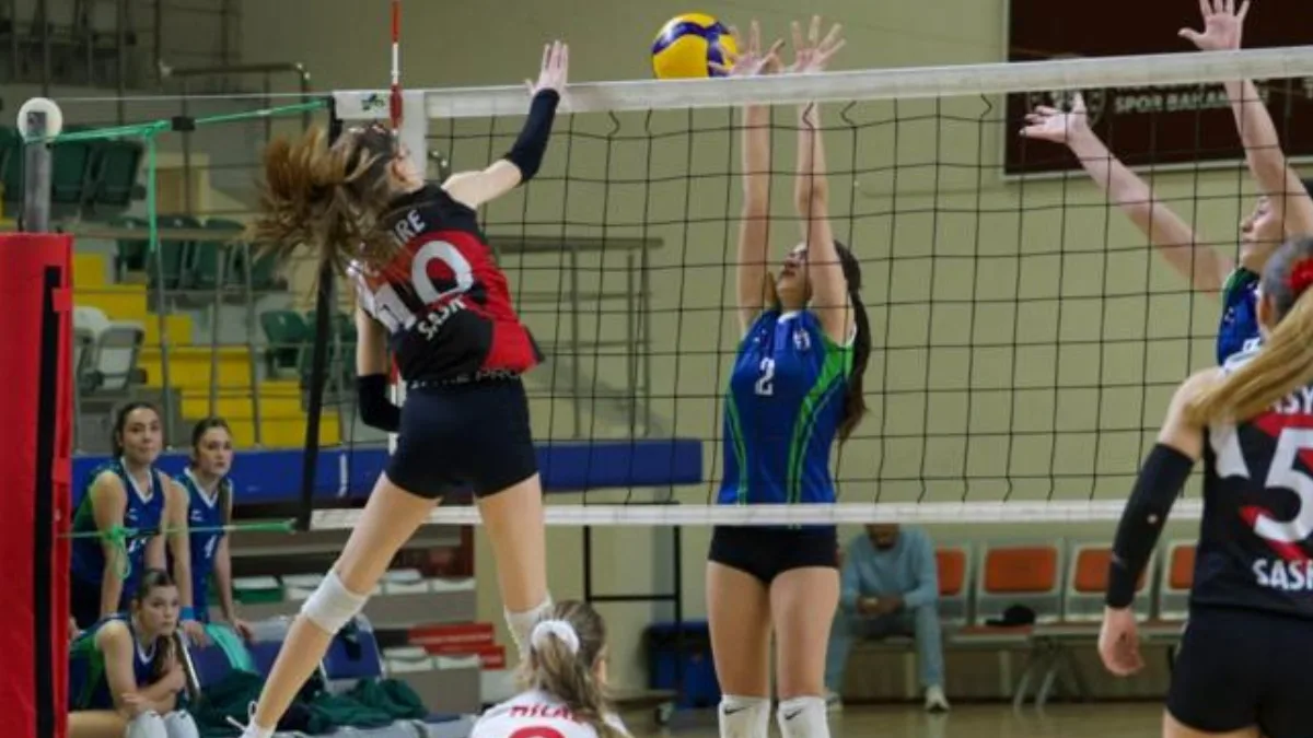 Muğla Menteşe'de düzenlenen Yıldız Kızlar Voleybol Müsabakaları'nda şampiyonluk yarışı kızışırken,