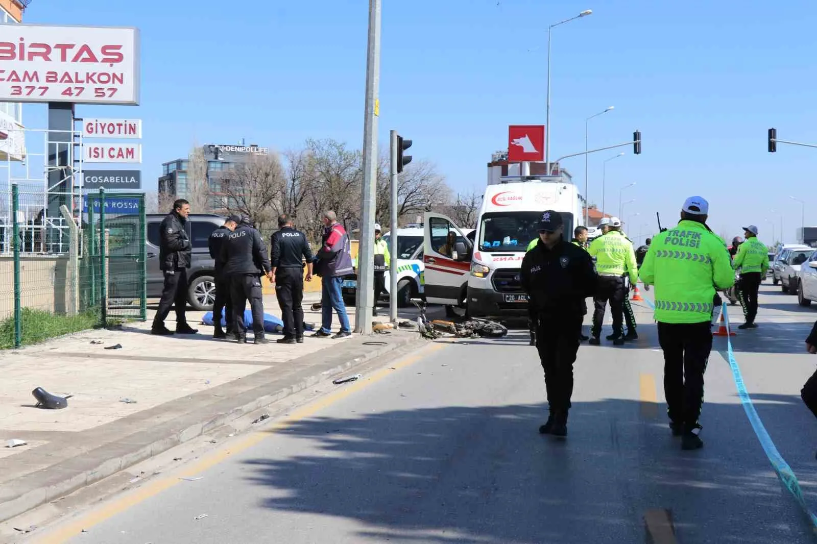 Denizli'nin Merkezefendi ilçesinde kırmızı ışık ihlali yaparak yaya geçidinden geçmek