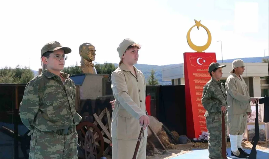 Menteşe’deki MTK Ortaokulu’nda eğitim gören öğrenciler, 18 Mart Çanakkale Zaferi’nin