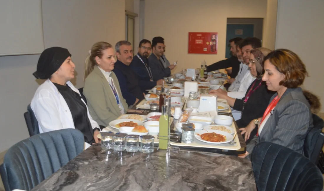  Muğla Eğitim ve Araştırma Hastanesi’nde düzenlenen iftar programında sağlık çalışanları,