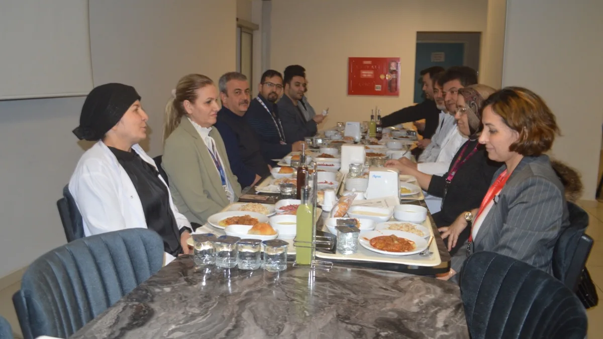  Muğla Eğitim ve Araştırma Hastanesi’nde düzenlenen iftar programında sağlık çalışanları,