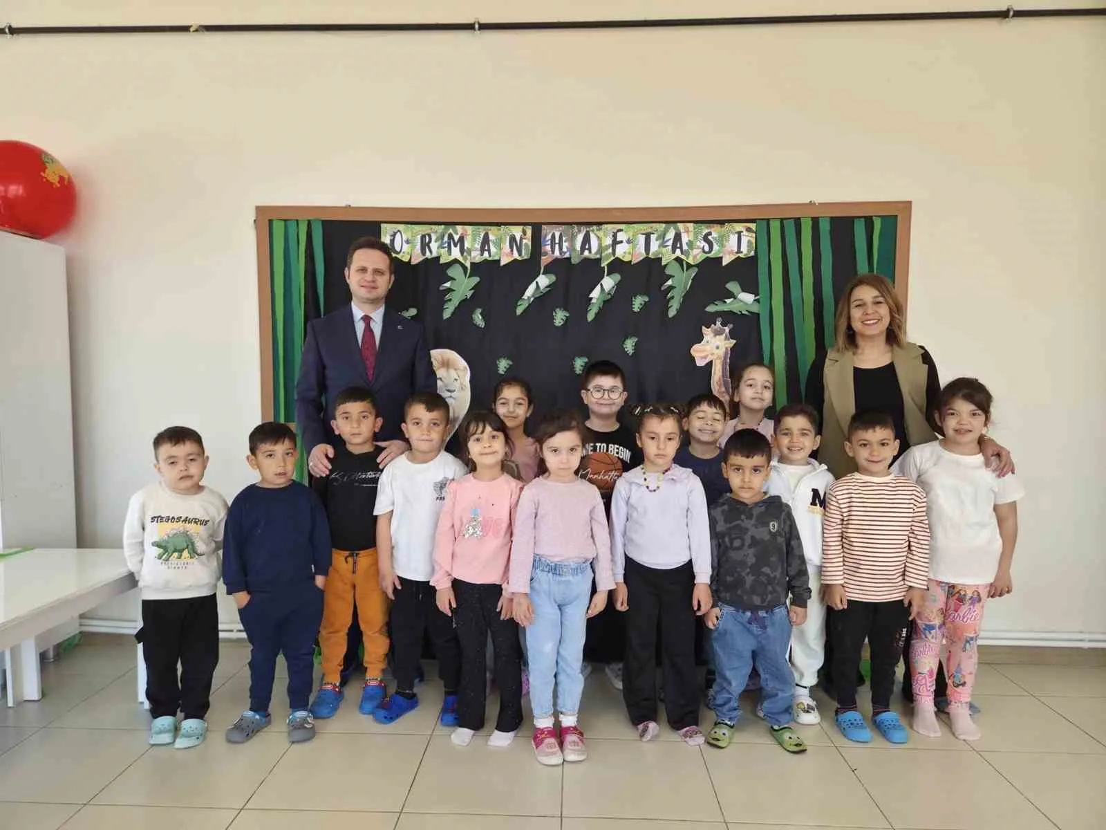 Muğla İl Milli Eğitim Müdürü Emre Çay, Düğerek'teki anasınıfı ziyaretinde