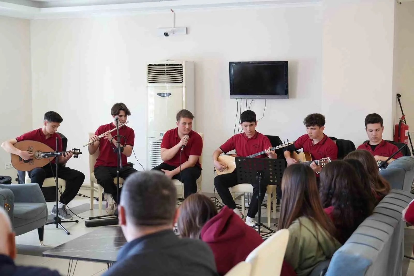 Muğla Güzel Sanatlar Lisesi öğrencileri, huzurevi sakinlerine verdikleri konserle "2026