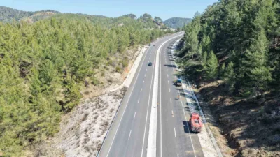 Muğla Orman Bölge Müdürlüğü ekipleri, yangın sezonu öncesi Muğla-Denizli karayolu