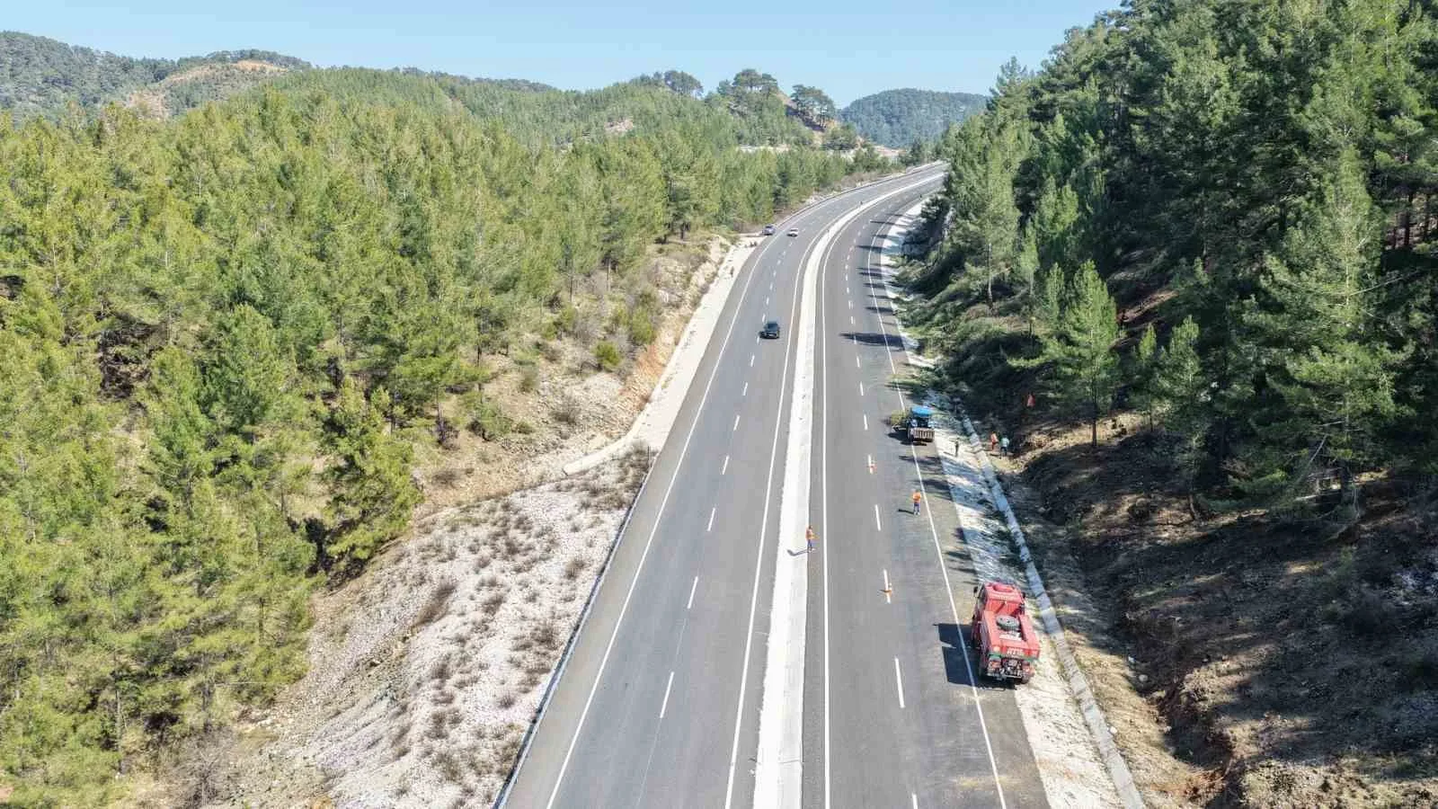 Muğla Orman Bölge Müdürlüğü ekipleri, yangın sezonu öncesi Muğla-Denizli karayolu