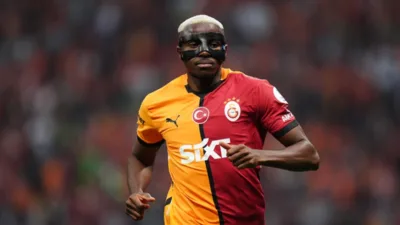 Galatasaray’ın yıldızı Victor Osimhen, Alanyaspor galibiyeti sonrası mutsuzluk iddialarını yalanlayarak,
