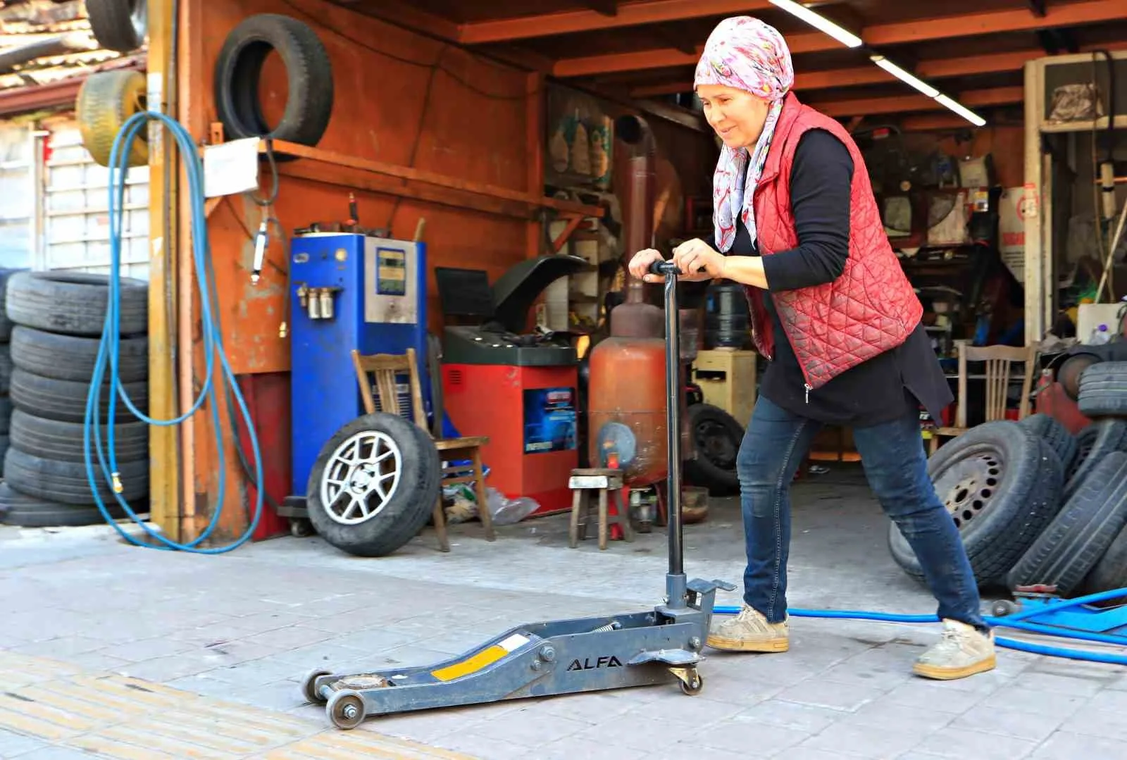 Antalya Muratpaşa'da 30 yıldır eşiyle lastik dükkânı işleten Mümine Kökçe,