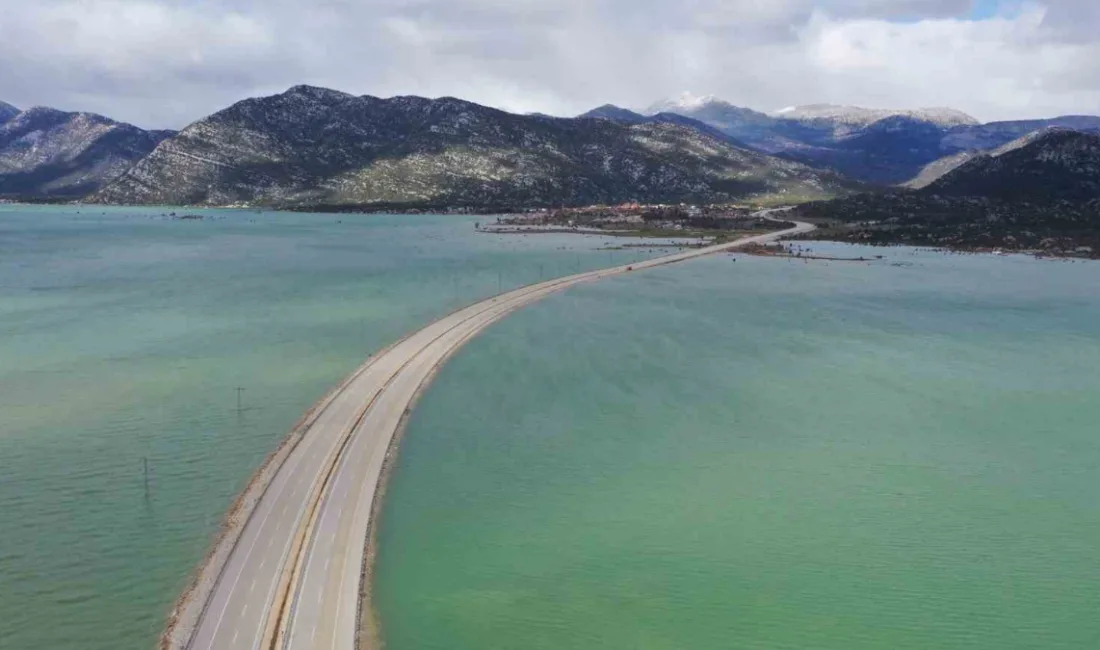 Şiddetli yağışların yol açtığı taşkınlar nedeniyle kapanan Antalya-Konya kara yolu