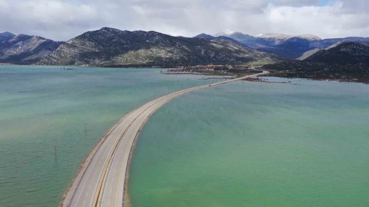 Şiddetli yağışların yol açtığı taşkınlar nedeniyle kapanan Antalya-Konya kara yolu