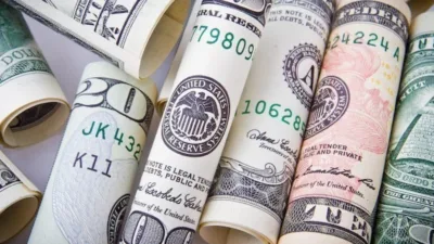 İstanbul serbest piyasasında dolar 44,1840 lira seviyelerinde güne başlarken, avro