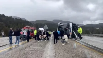Antalya-Konya yolunda yağış nedeniyle kayganlaşan yolda kontrolden çıkarak devrilen yolcu