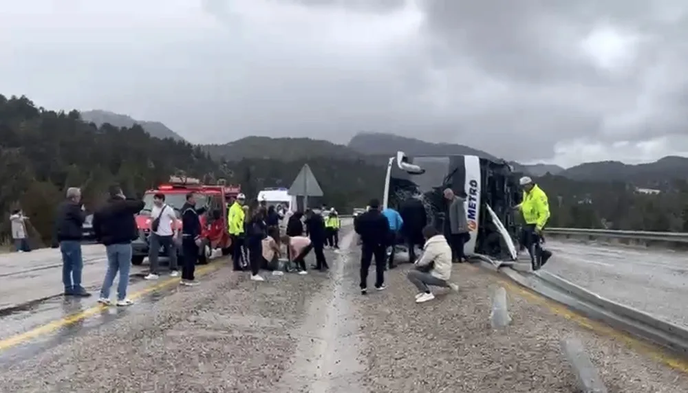 Antalya-Konya yolunda yağış nedeniyle kayganlaşan yolda kontrolden çıkarak devrilen yolcu