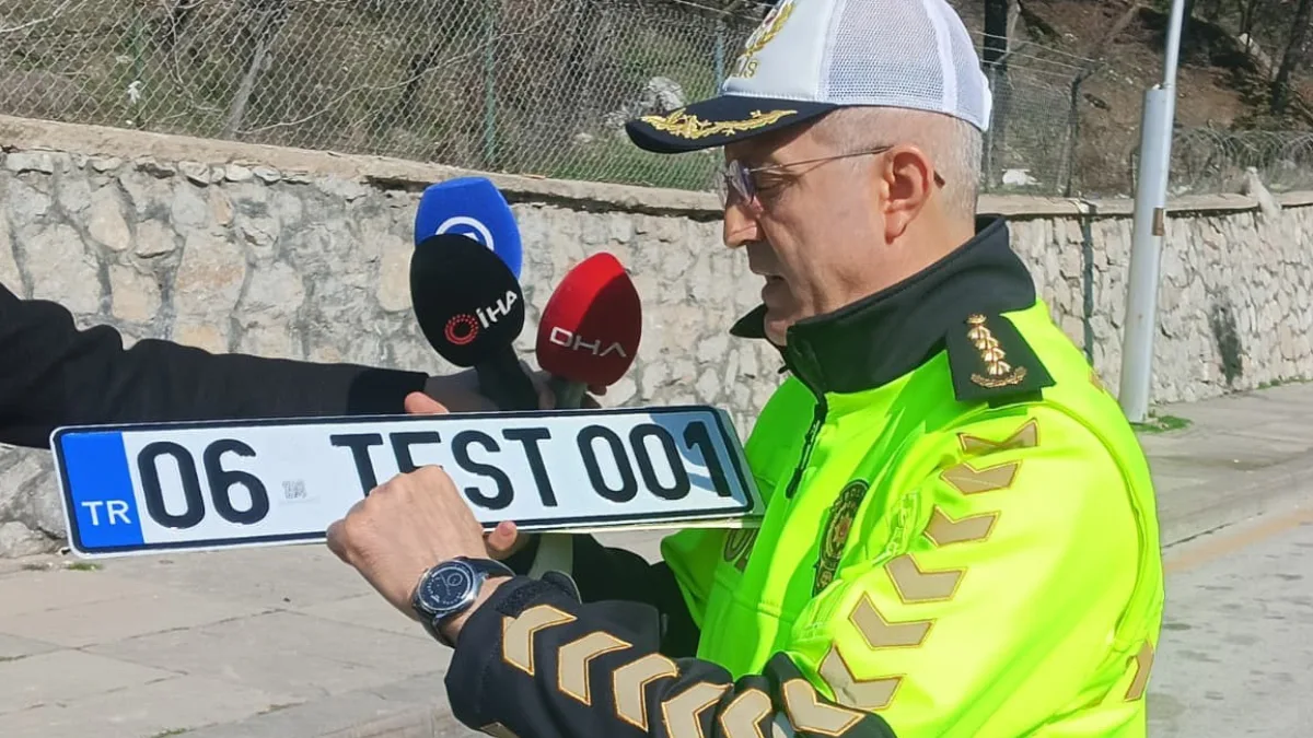 EGM Trafik Başkanı Ümit Mutlu, mühürlü ve güvenlik işaretli plakaların