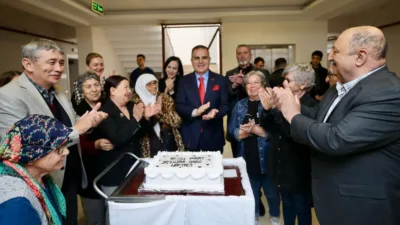 Muğla Valisi İdris Akbıyık, eşi Sevim Akbıyık ile birlikte huzurevi